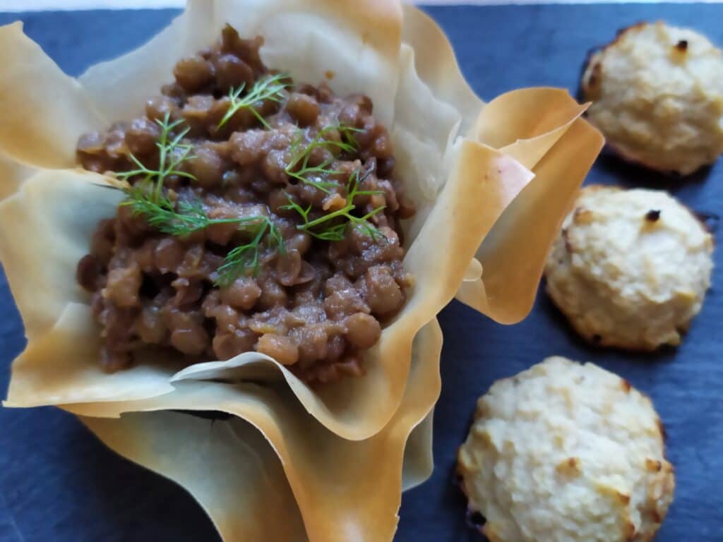 Lenticchie al finocchietto in crosta con purè di cavolfiore e sedano rapa