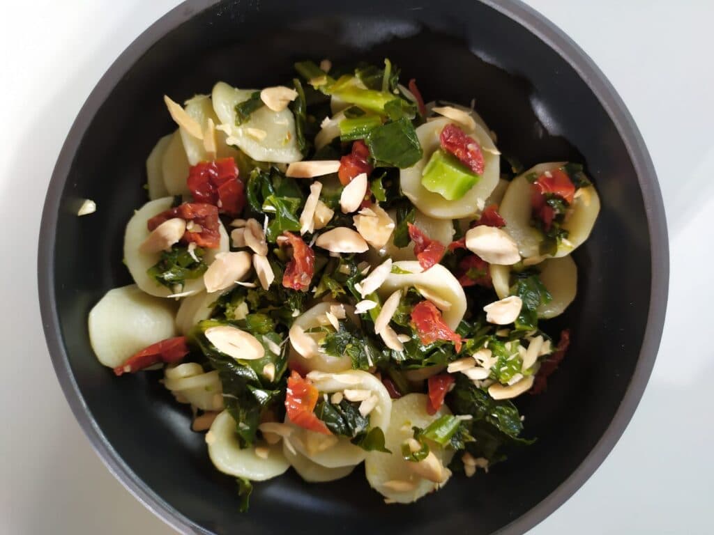 Orecchiette con cime di rapa, pomodorini secchi e mandorle tostate