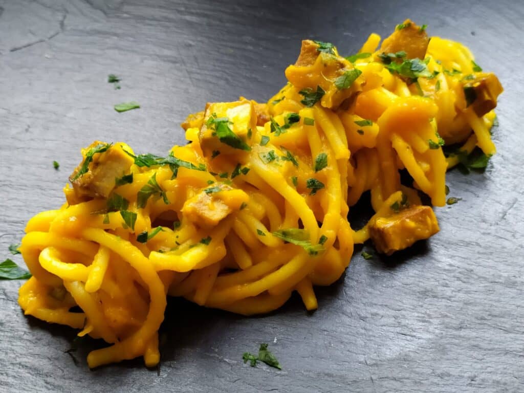 Spaghetti con manteca di porri e zucca al coriandolo e tofu affumicato