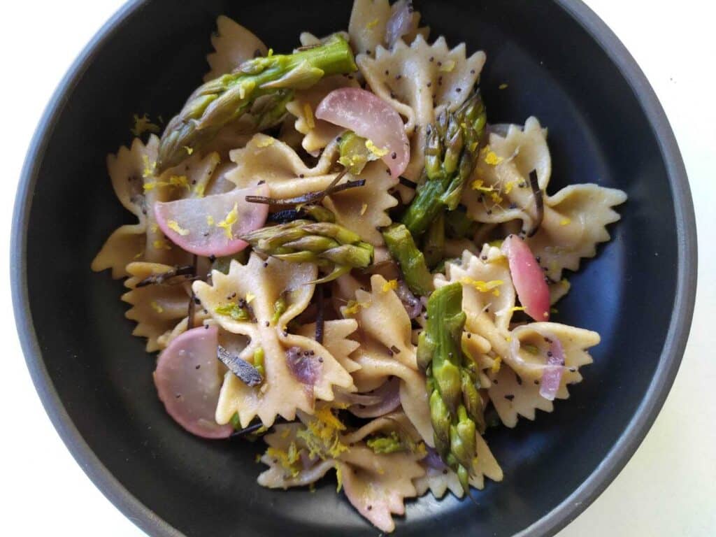 Farfalle con asparagi e arame