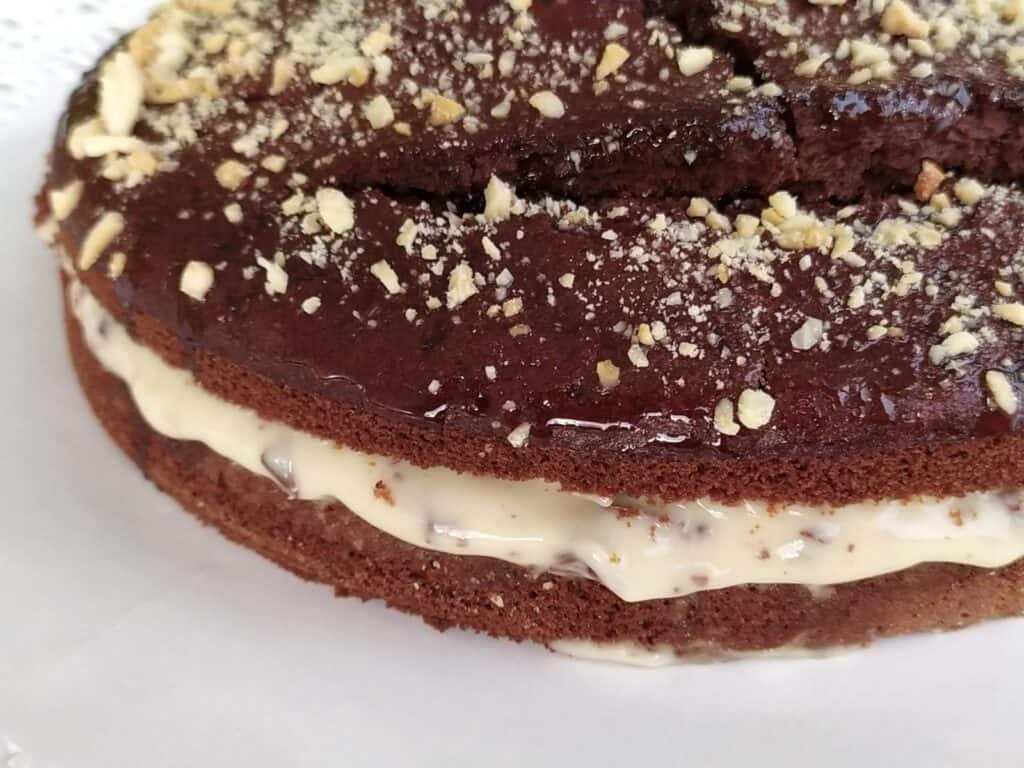 Pan di spagna al cacao con crema stracciatella alla mandorla e mirin