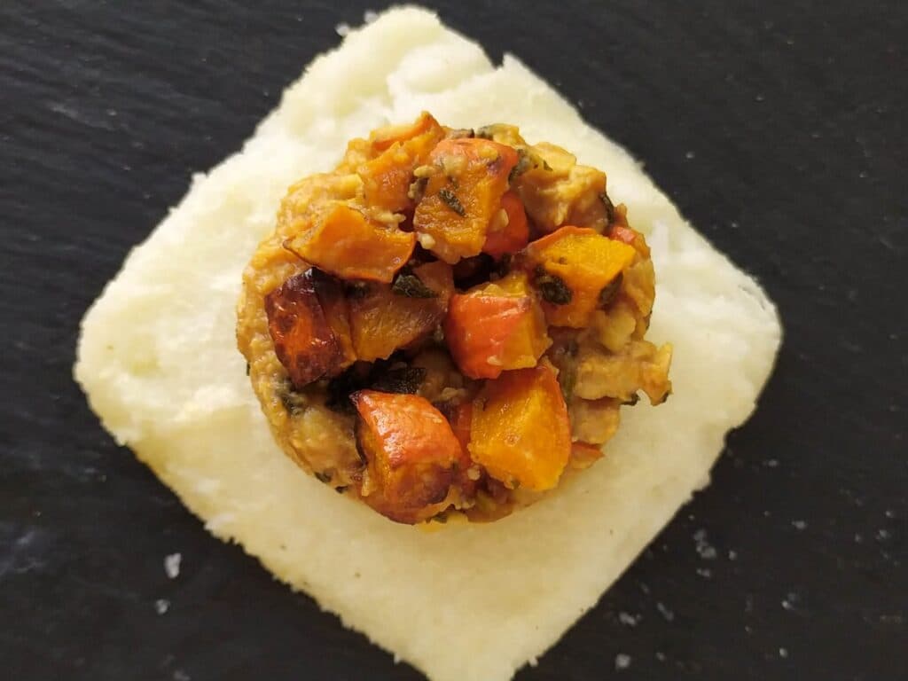 Crostoni di polenta bianca con ragù di tempeh e zucca