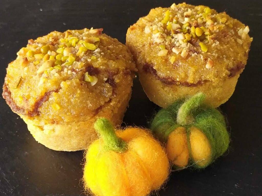 Muffin dolci di polenta con cuore di zucca, carruba e nocciole