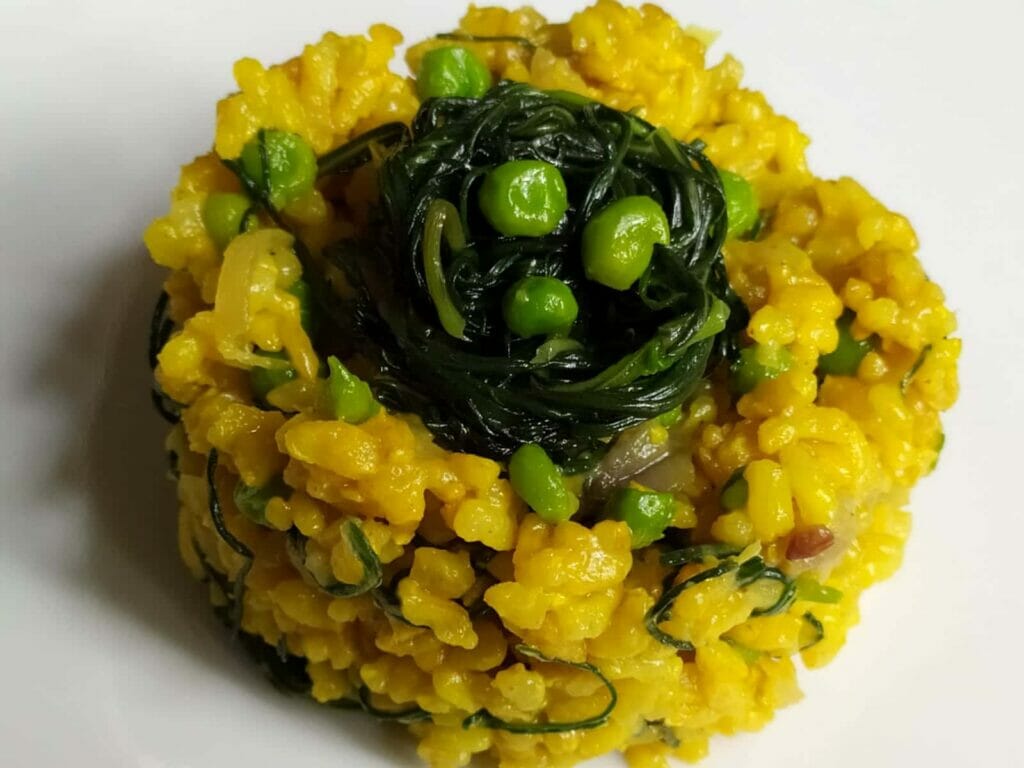 Riso integrale alla curcuma con agretti e piselli