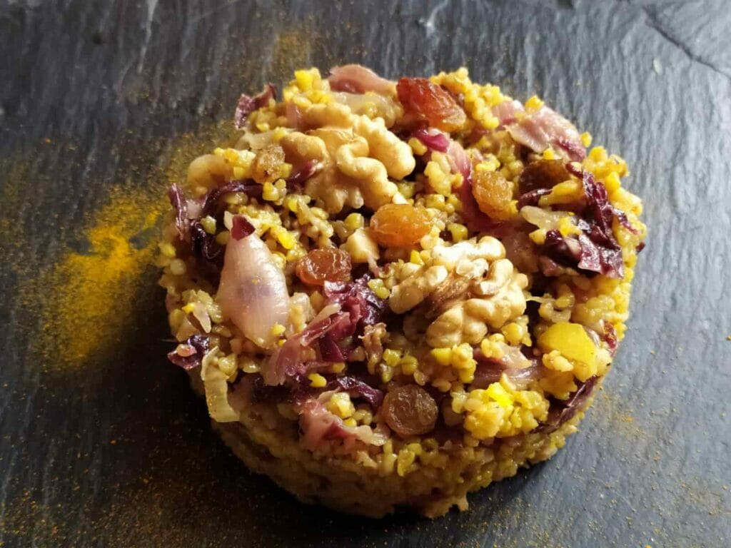 Bulgur alla curcuma con radicchio, mele e noci