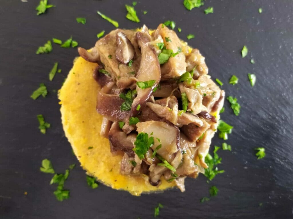 Polentina con spezzatino di seitan e funghi shitake