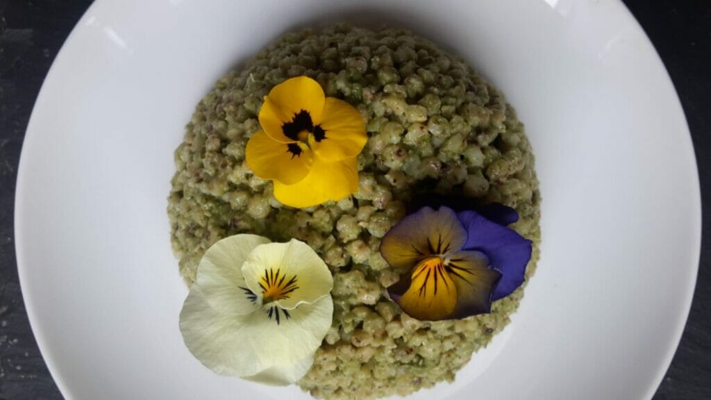 Sorgo con pesto di rucola e basilico al profumo d'arancia