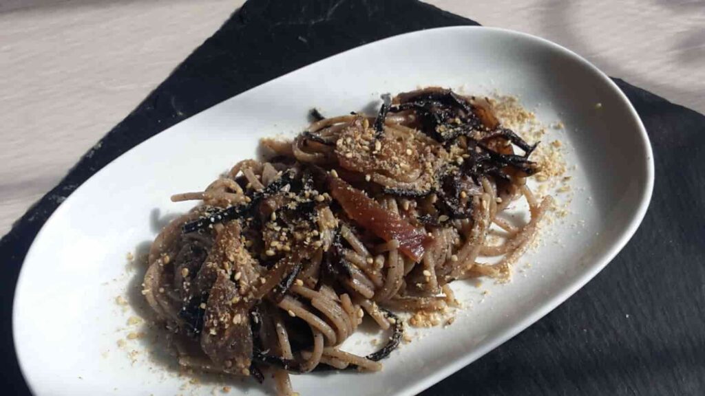 Spaghetti di grano saraceno con cipolle rosse e hijiki spadellate e gomasio