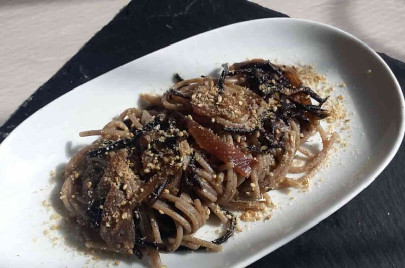 Spaghetti di saraceno con stufato di cipolle e hijiki