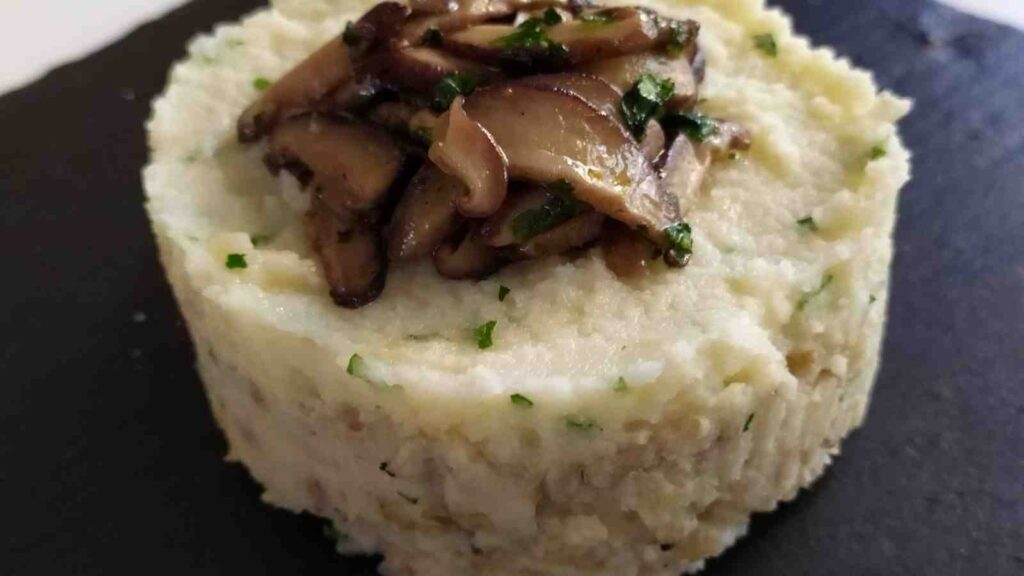 orzotto con manteca di cavolfiore e sedano rapa con funghi shitake