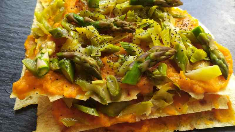 Lasagnette di pane carasau con crema di zucca al garamasala e asparagi allo zenzero