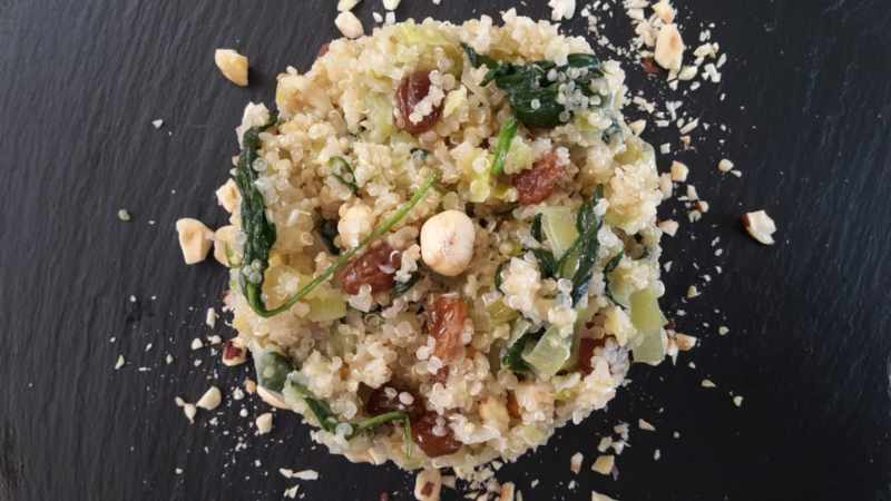 Quinoa con cipollotto, spinacini e uvetta