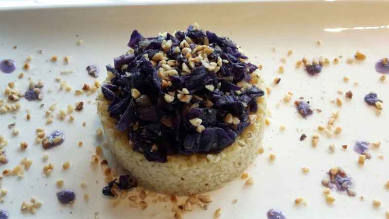 Bulgur con cappuccio rosso nocciole e capperi