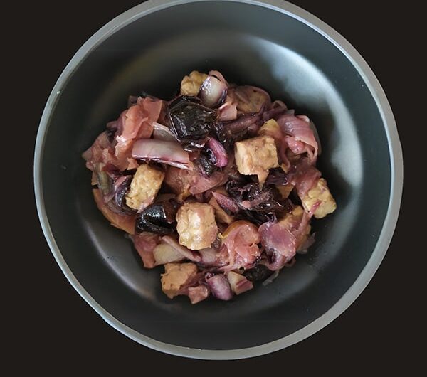 Tempeh marinato con cipolle, mele e radicchio