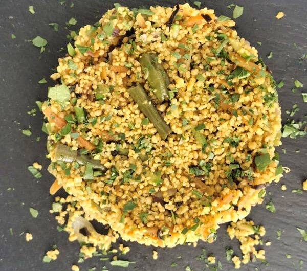 Cous cous alla curcuma con verdure e arame al limone