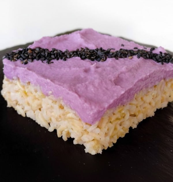 Riso integrale con pesto di cappuccio rosso e frutta secca