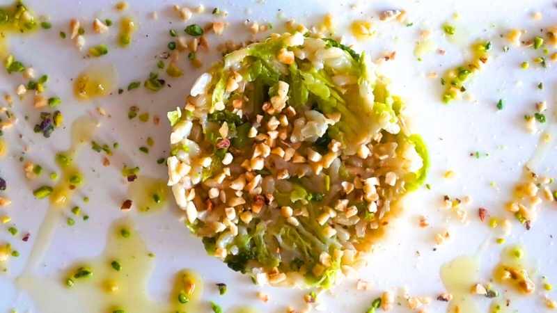 Riso integrale con mela, verza e nocciole alla senape