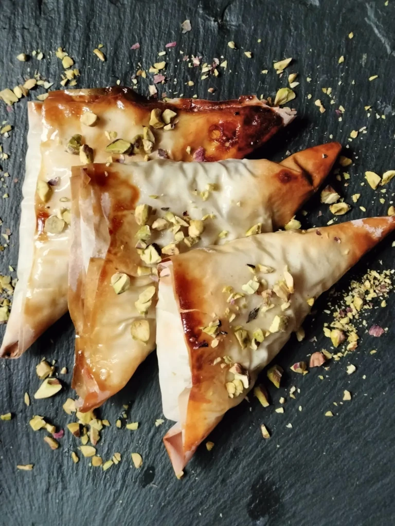 samosa dolci con ripieno di tofu e fichi